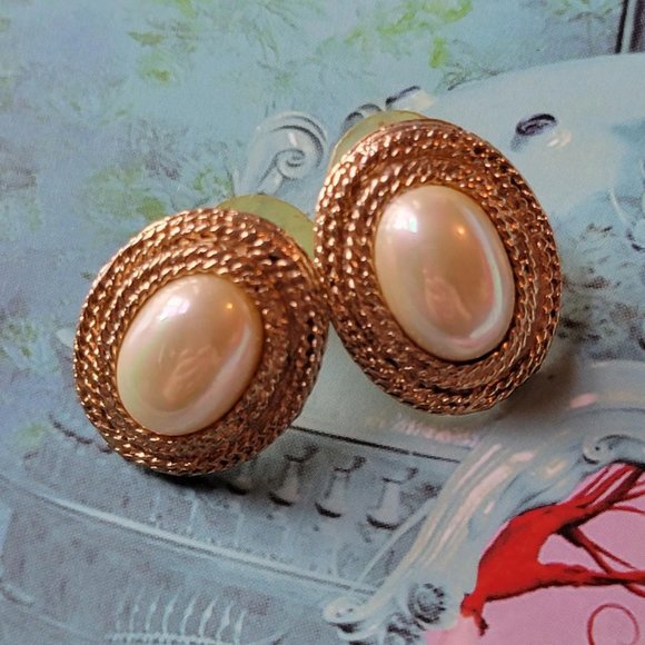 Vintage Faux Pearl And Gold Tone Oval Earrings - Picture 2 of 5
